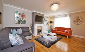 Gorgeous Manchester Home With Garden & Parking